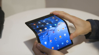 El primer teléfono plegable del mundo es un magnífico cacharro inservible